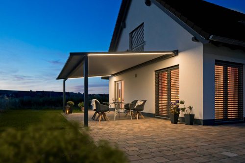 Gemütlich sitzen unter einer Pergola mit LED Beleuchtung zum lesen, sitzen, genießen und entspannen auf der Terrasse