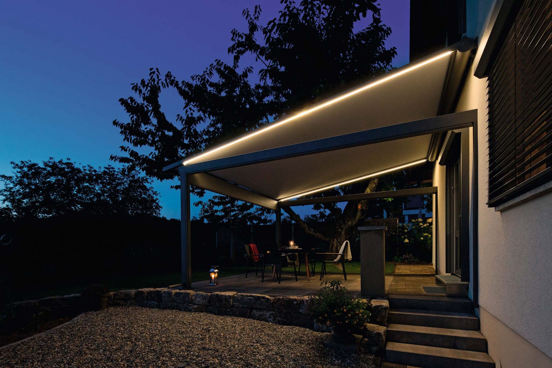 Zweiseitige LED Beleuchtung an einer Pergolamarkise für ein harmonisches Gartenambiente