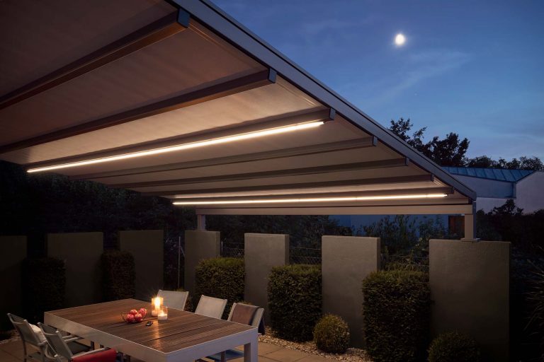 Elegant integrierte LED Beleuchtung in Lamellenstreben einer Pergola Markise von Zeuge Sonnenschutz